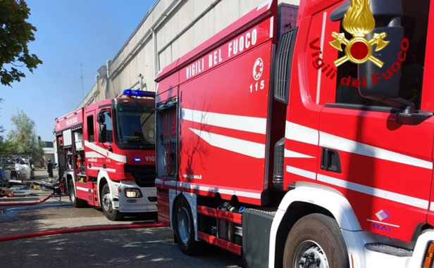 Caserta, esplosione in un’abitazione a Sessa Aurunca: tre persone ferite. Ipotesi fuga di gas | FOTO