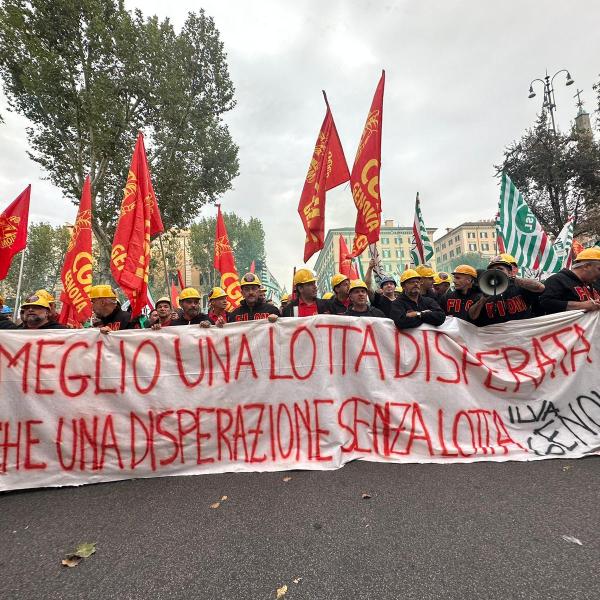 Sciopero ex Ilva, manifestazione metalmeccanici a Roma. I sindacati: “Indecente che per confrontarci con governo e azienda dobbiamo arrivare a tanto” | VIDEO + FOTO