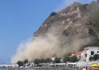 Monte di Procida, momenti di paura sulla spiaggia: frana il costone di roccia dopo il terremoto ai Campi Flegrei