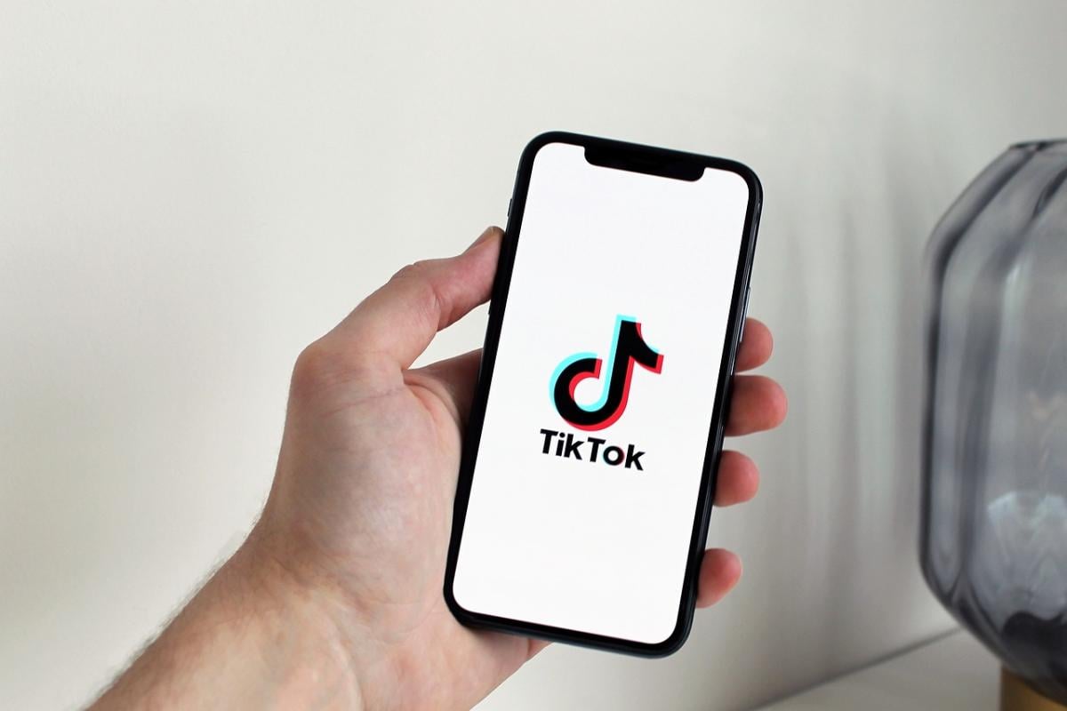 Cos’è il Mouth Taping e perché questo trend famoso su TikTok comporta pericoli per la salute