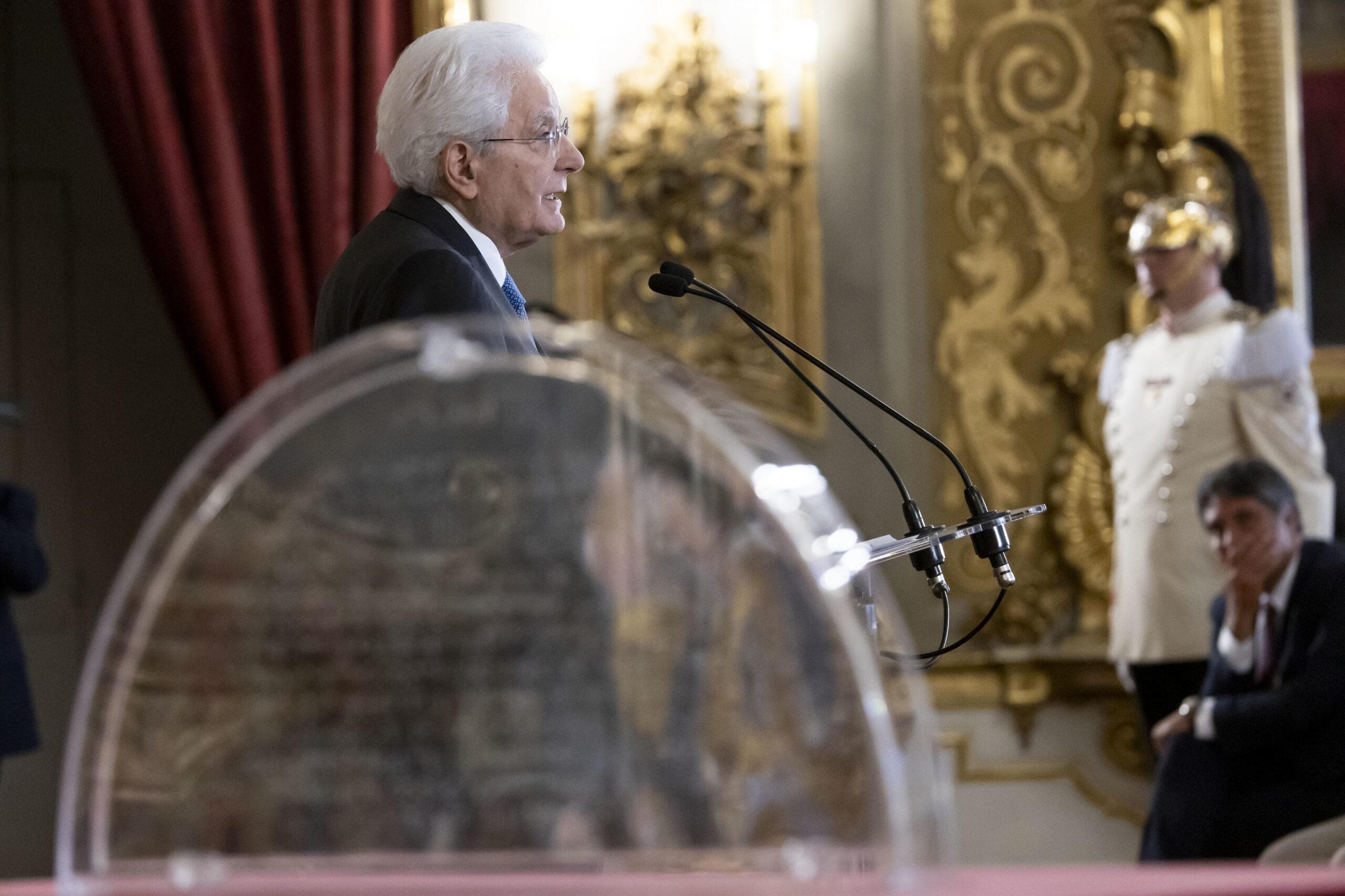 Cerimonia del Ventaglio 2024: cosa è, significato e quando si fa al Quirinale. Mattarella ironizza sul termine “sindaca” e lancia una frecciata a La Russa