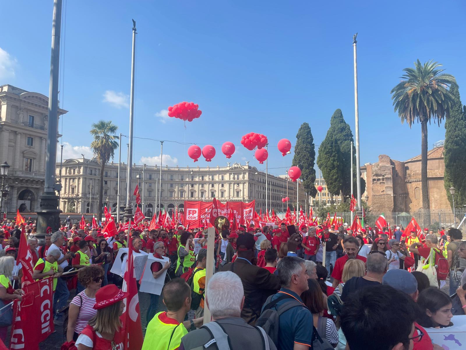 Manifestazione Cgil a Roma, oggi Landini con Schlein e Conte rilancia ‘La via maestra’ per il lavoro, contro il governo Meloni | DIRETTA VIDEO e FOTO