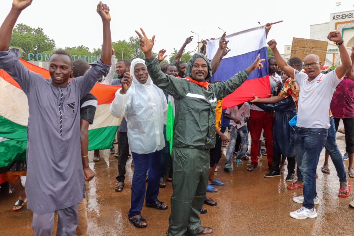 Niger, proteste davanti all’ambasciata francese: “Viva Putin”