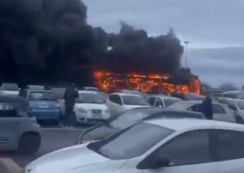 Roma, bus in fiamme ad Anagnina: tre auto coinvolte | VIDEO