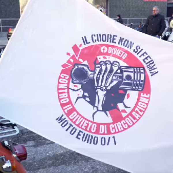 Milano, motociclisti in rivolta per la manifestazione contro il divieto per gli Euro 0. Gli organizzatori: “Non sono le moto a inquinare”