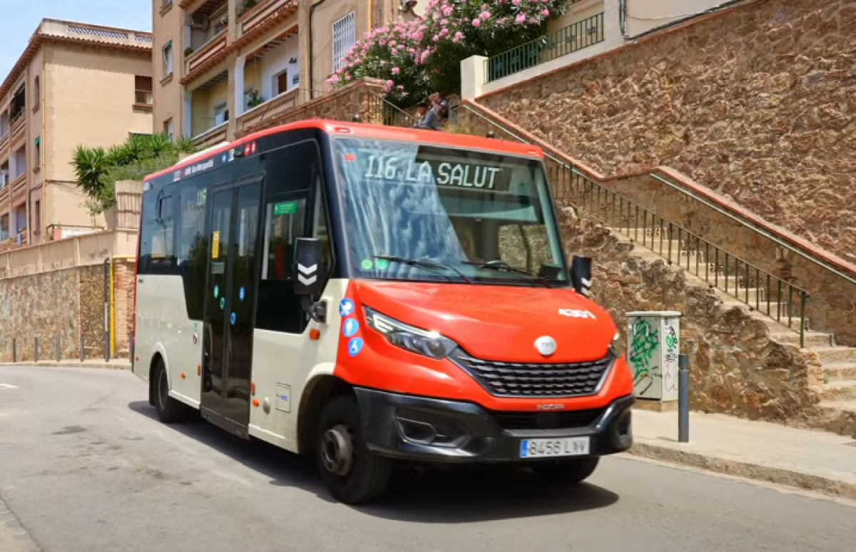 Barcellona, il comune fa sparire da Google Maps il bus 116 dopo le proteste dei residenti: “Troppi turisti, non riusciamo ad utilizzarlo”