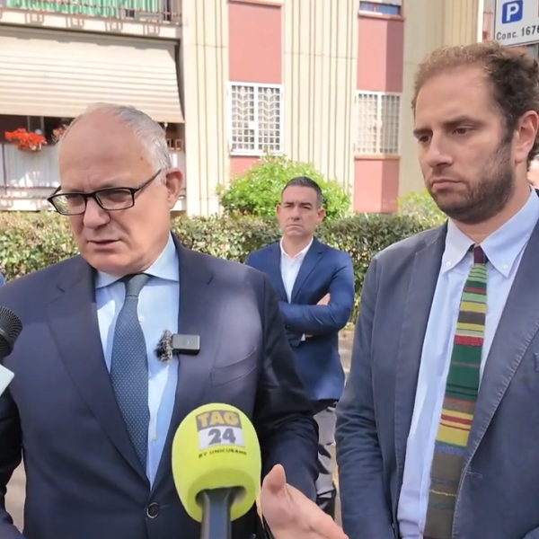 Roma, il sindaco Gualtieri visita le case popolari di via Cincie: “Abbiamo investito 9 milioni di euro per i lavori di manutenzione” | VIDEO