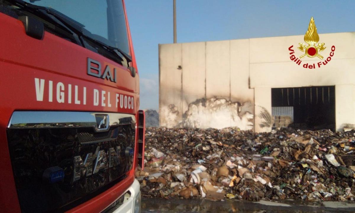 Incendio Cedrasco: 20 pompieri in azione per spegnere il rogo