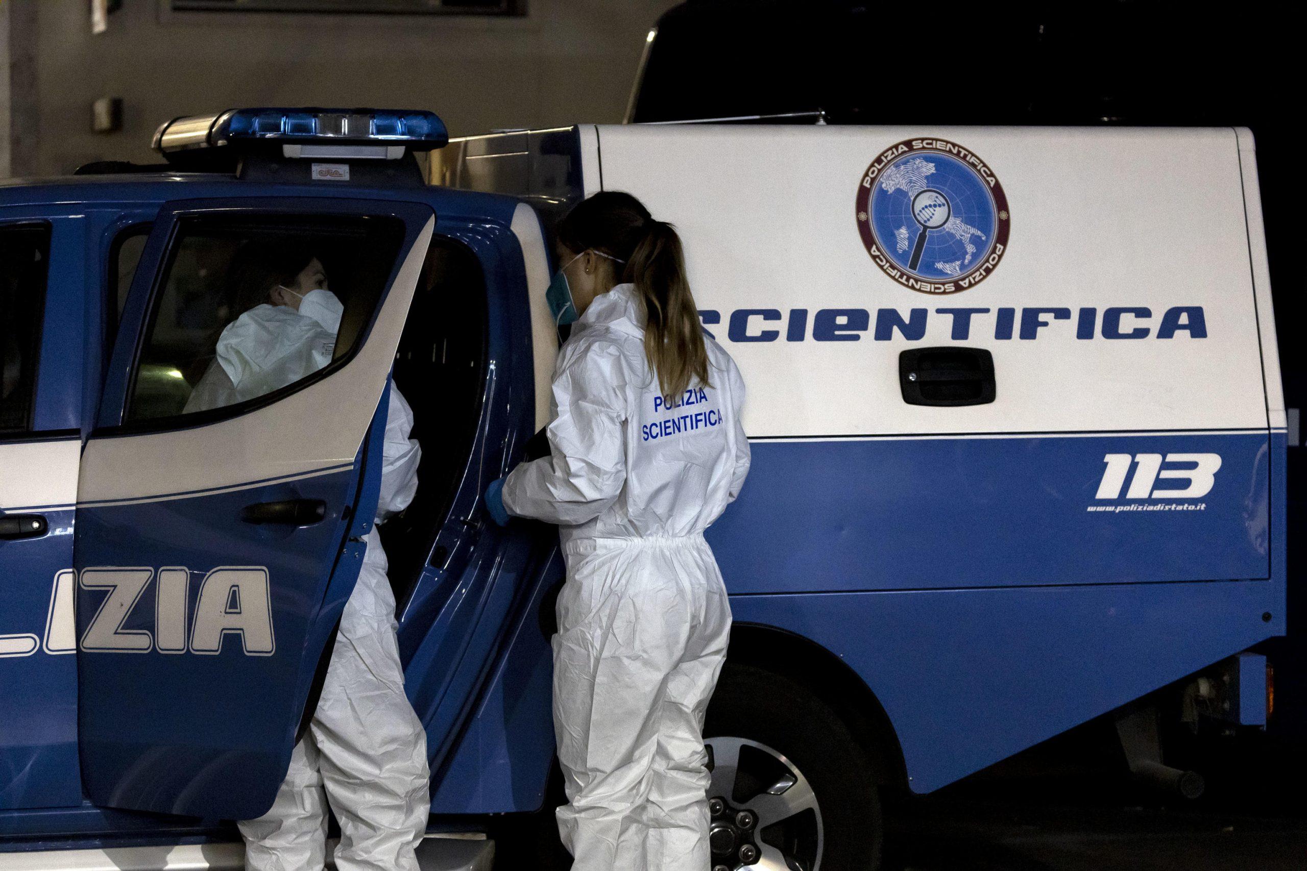 Forlì, uomo trovato morto nel cortile di un hotel del centro: forse precipitato dal tetto. È giallo