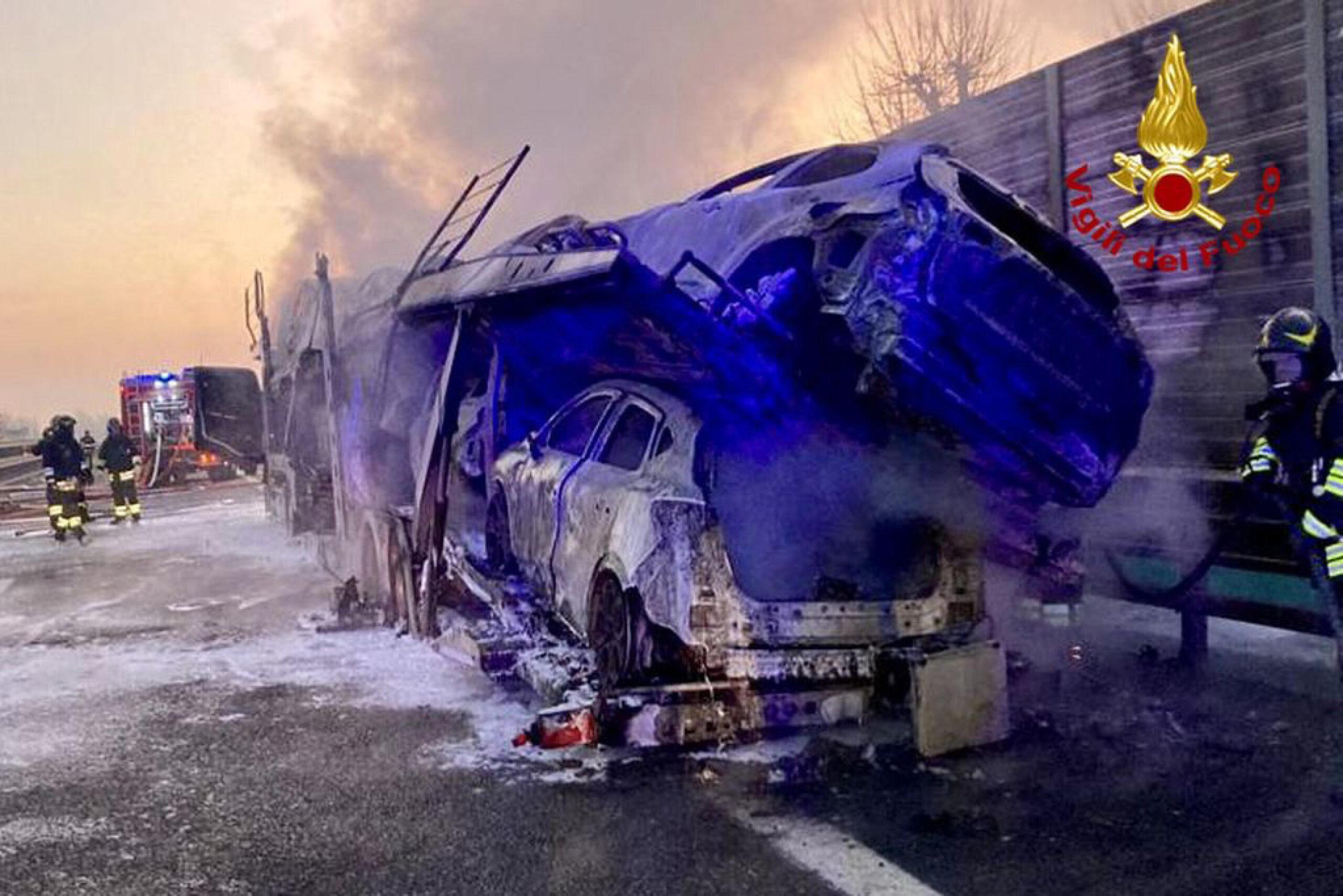 Incidente a Piacenza, auto divorata dalle fiamme dopo lo schianto: muore giovane farmacista