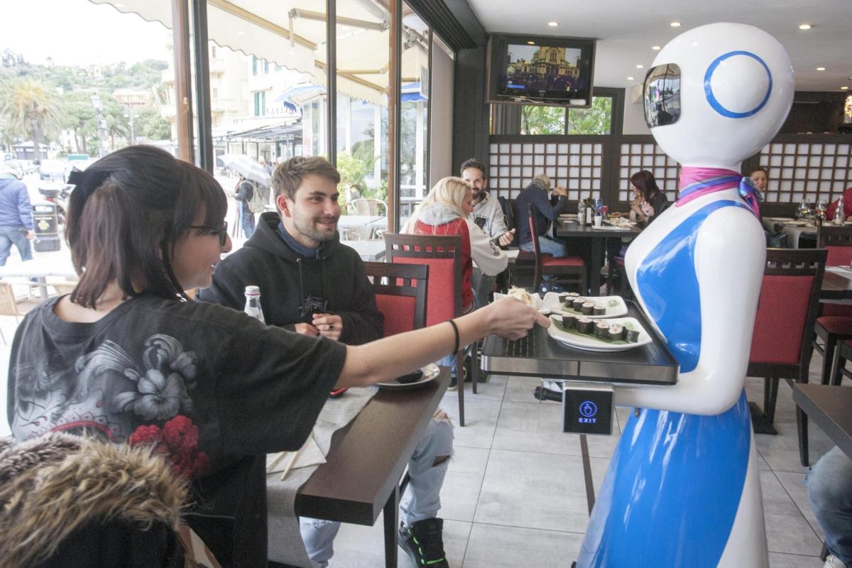 Cameriere robot in un bar a Treviso per carenza di personale