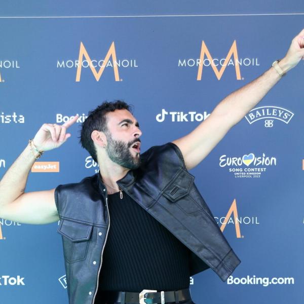 Marco Mengoni, svelato il mistero di Tinder: la verità sul cantante e l’app d’incontri