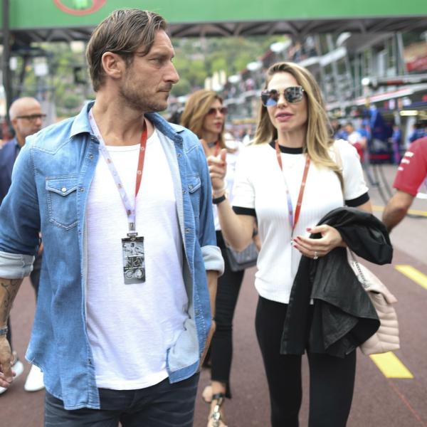 Ilary Blasi e Francesco Totti, Pasqua da divorziati: la conduttrice a Roma senza Bastian, il calciatore alle Maldive con la famiglia allargata, le foto sui social