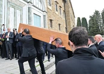 Funerali Roberto Cavalli, chiesa gremita a Firenze per l’ultimo saluto allo stilista | FOTO