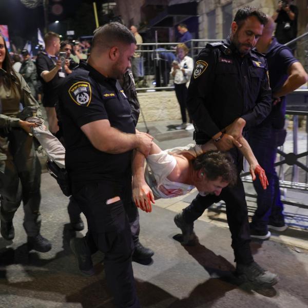 Proteste contro Netanyahu in Israele, manifestazioni nella notte di fronte alla casa del premier. Cosa è successo? | FOTO E VIDEO