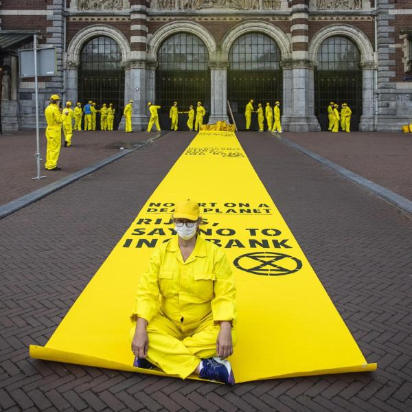 Amsterdam, perché gli attivisti di Extinction Rebellion bloccano l’ingresso del Rijksmuseum? | VIDEO