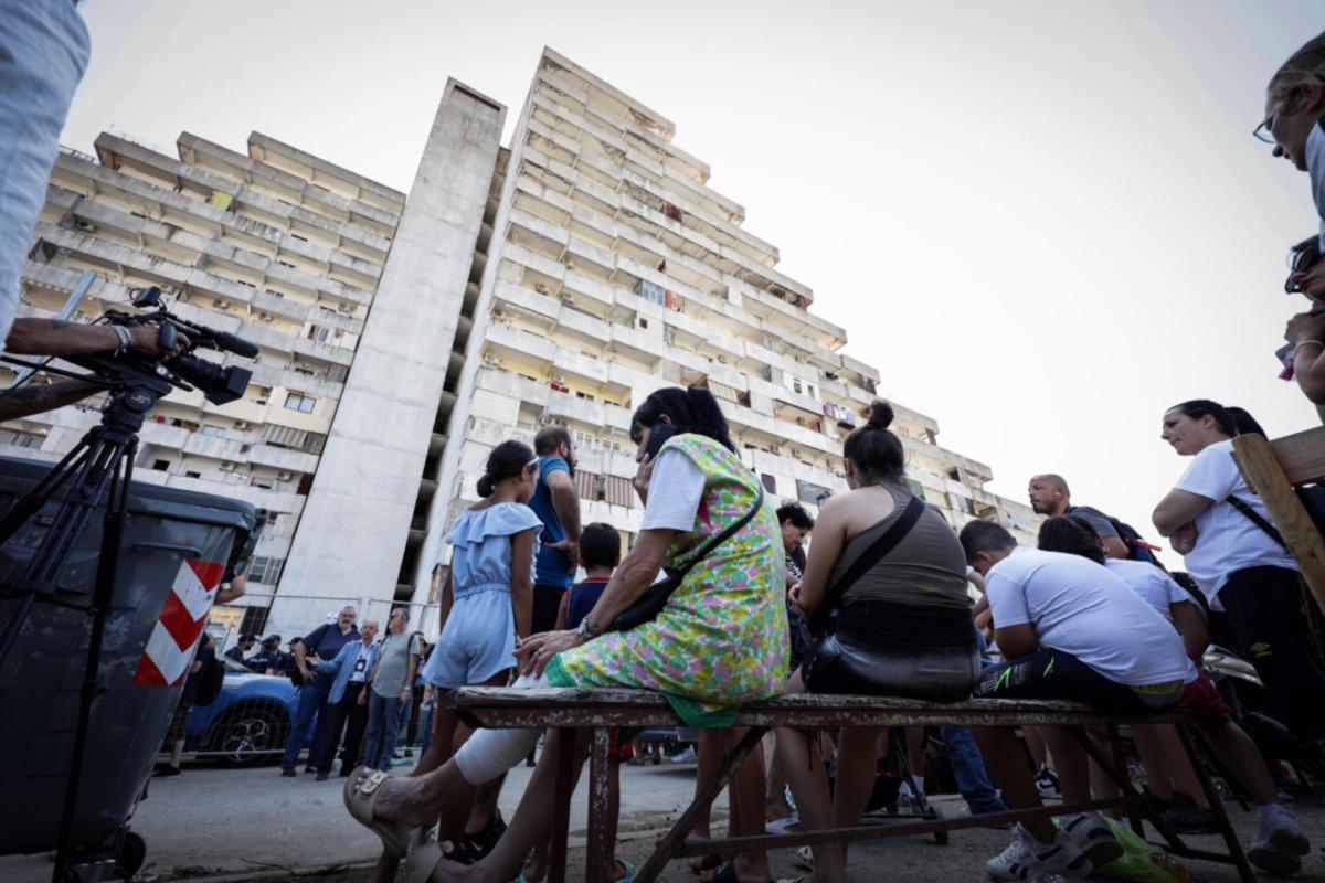 Vele di Scampia: perché l’ordinanza di sgombero nel 2016 non fu eseguita e quanti edifici di Napoli sono stati classificati a rischio. L’ex assessore Fucito: “Situazione ingestibile”