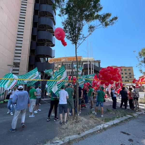 Crisi Nova Euronics, manifestazione dei lavoratori alla Regione Lazio contro i licenziamenti: “L’azienda ci lascia per strada” | VIDEO