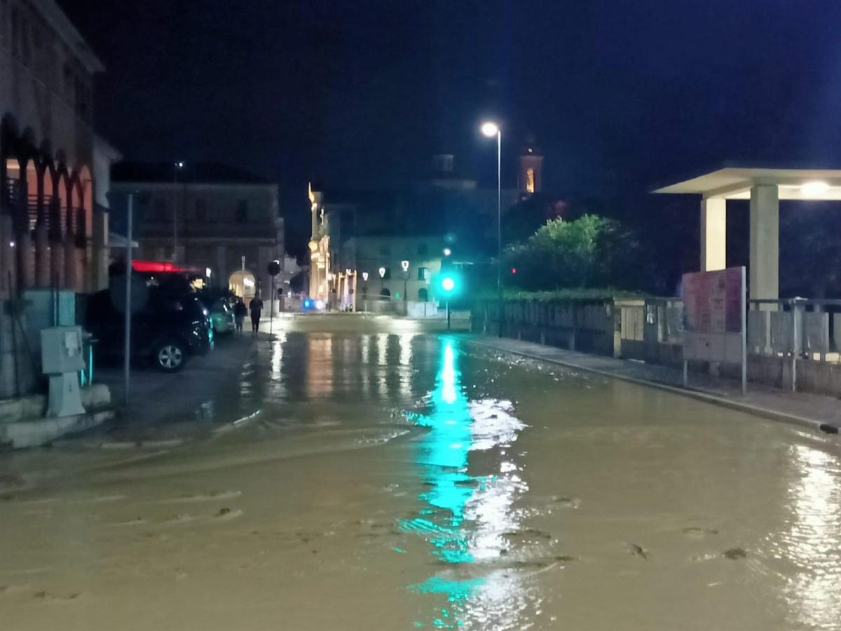 Bomba d’acqua su Matelica: allagamenti, strade come fiumi e fangose.