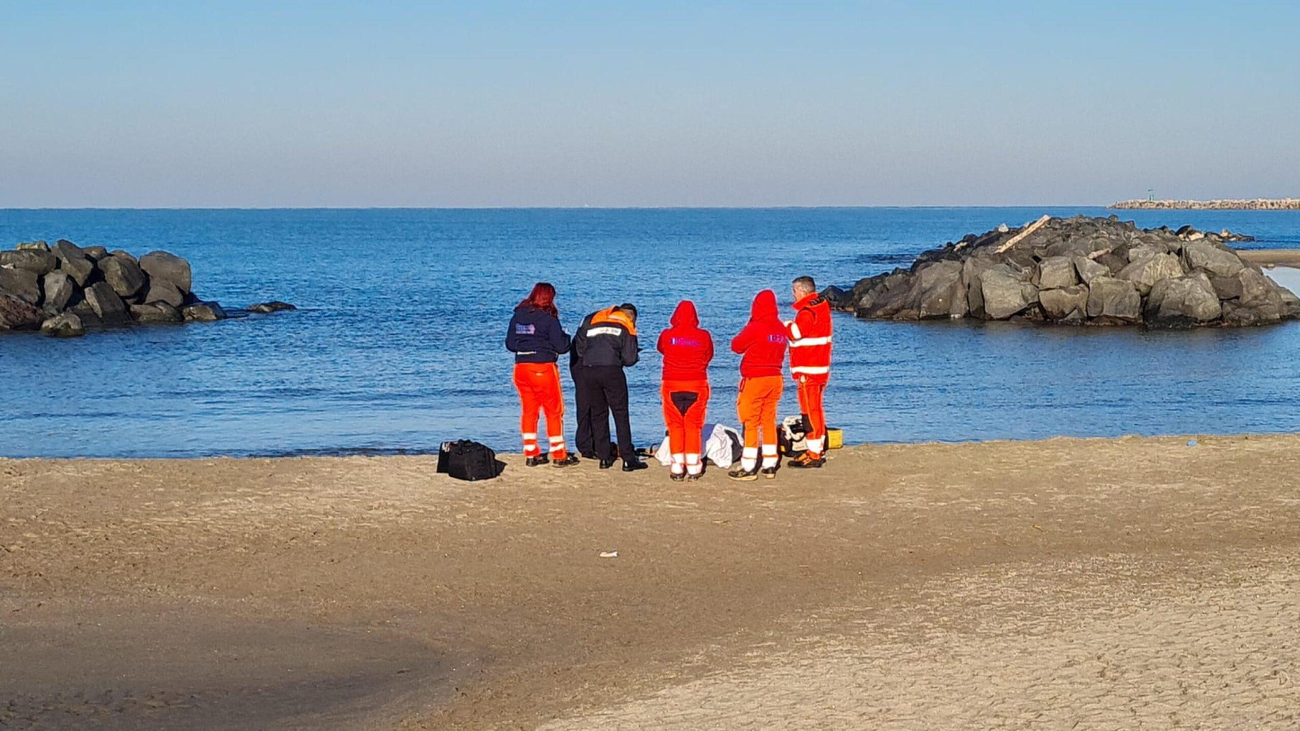 Roma, giallo a Torvajanica: trovato cadavere di un uomo sulla spiaggia. Indagini in corso