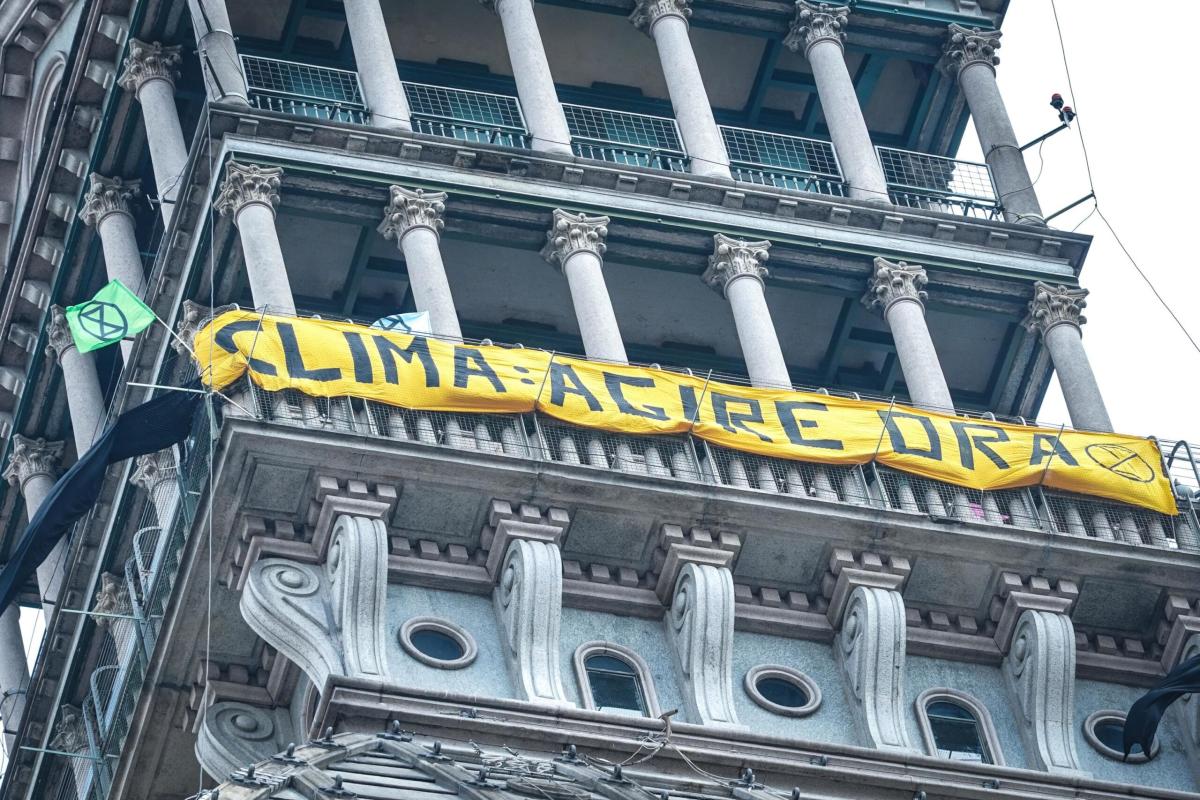 Torino, ambientalisti espongono striscione per il clima sulla Mole …