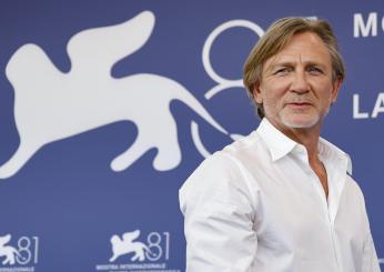 Daniel Craig al Festival di Venezia 2024, come veste oggi? Look irriconoscibile dai film di 007 | VIDEO