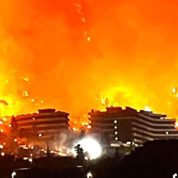 Palermitano, emergenza incendi: due morti e molti edifici evacuati | VIDEO