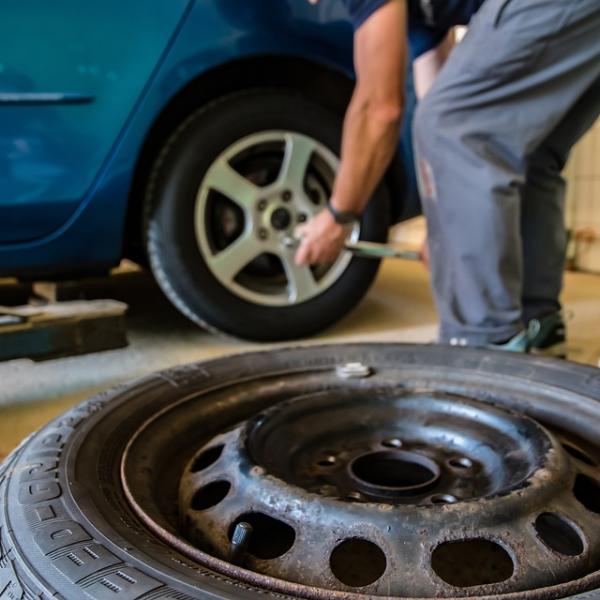 Quando si cambiano le gomme invernali con quelle estive? Date, esenzioni, multe