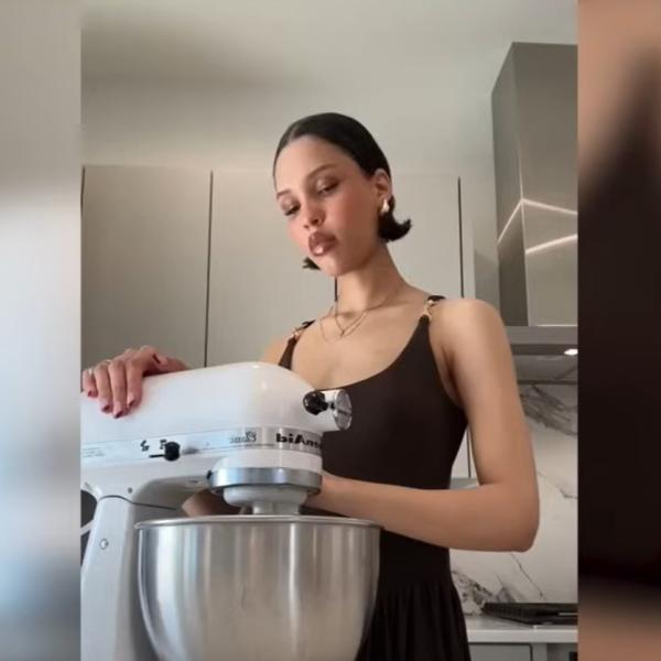 Chi è Nara Smith? La modella fa video Asmr mentre cucina in abito da sera e diventa famosa