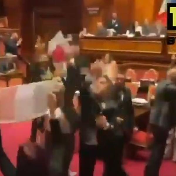 Rissa alla Camera, la tensione si sposta in Senato: M5S occupa l’aula sventolando il tricolore. Bonelli (Avs): “Aggressione squadrista”, replica Crippa (Lega): “Donno meglio al circo che in Palamento” | VIDEO