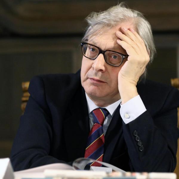 Europee 2024, dopo la piazza del Popolo semi-piena o semi-vuota della Meloni spunta la piazza vuota di Sgarbi a Sulmona | VIDEO