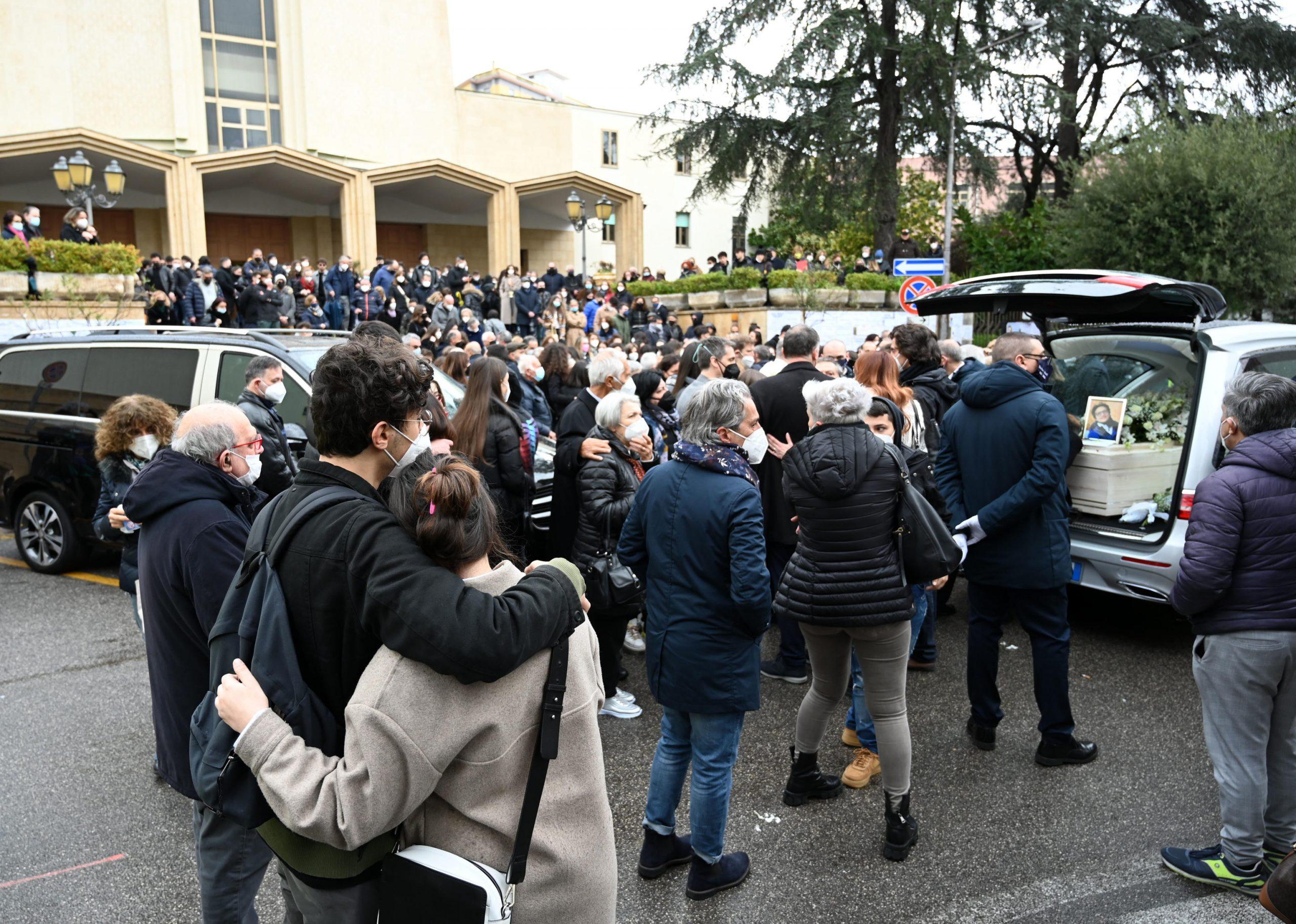 Claudio Mandia genitori, chi sono e perché hanno denunciato la Ef Academy