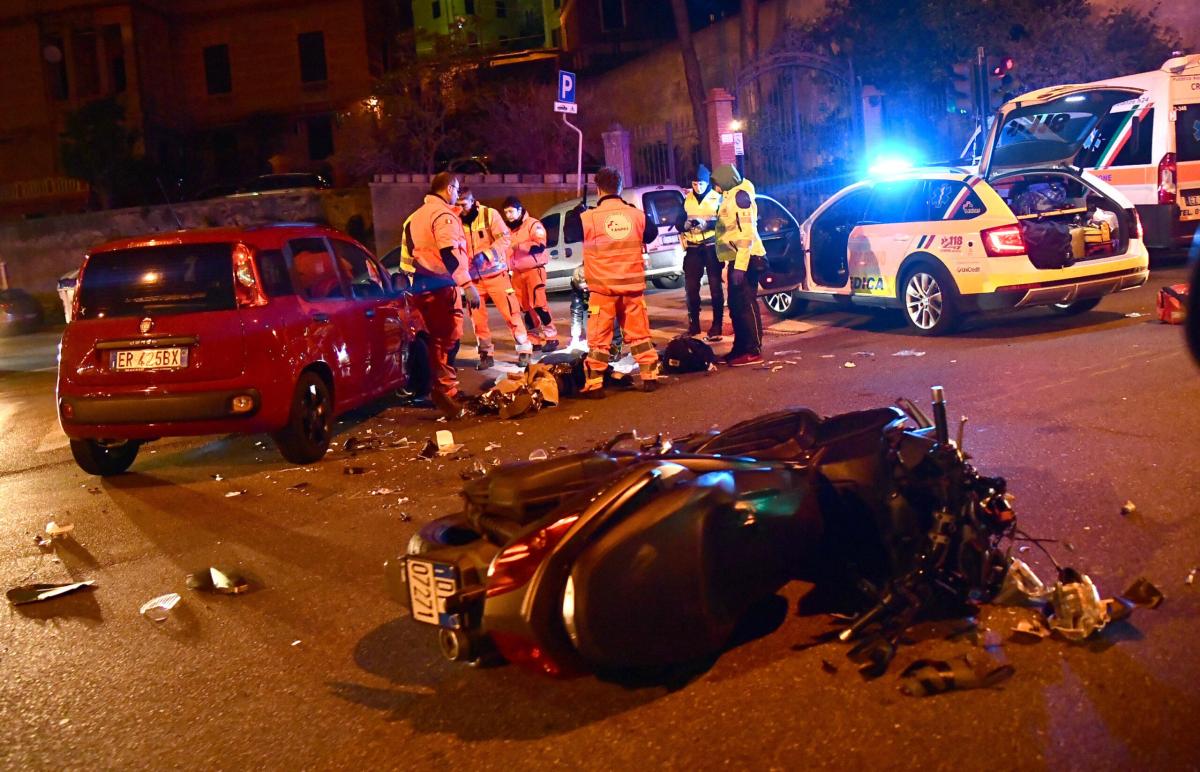 Incidente Marano oggi, frontale tra auto e scooter: grave una delle…