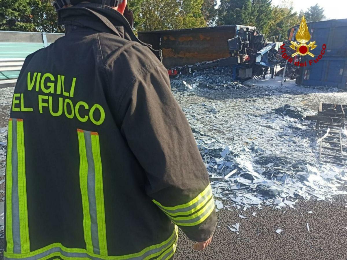 Brindisi, incendio dopo un’esplosione allo stabilimento petrolchimi…