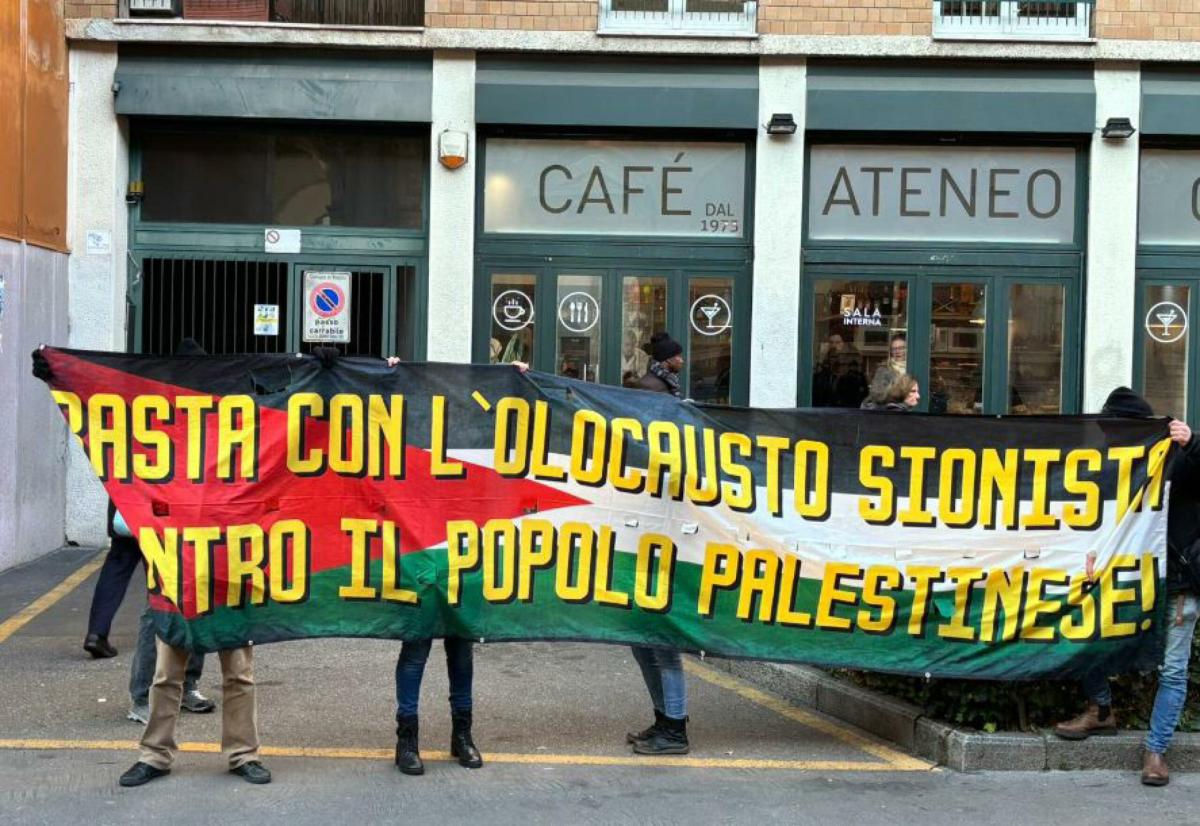 Milano, esposti striscioni pro Palestina di fronte all’Università Statale prima dell’intervento di Liliana Segre