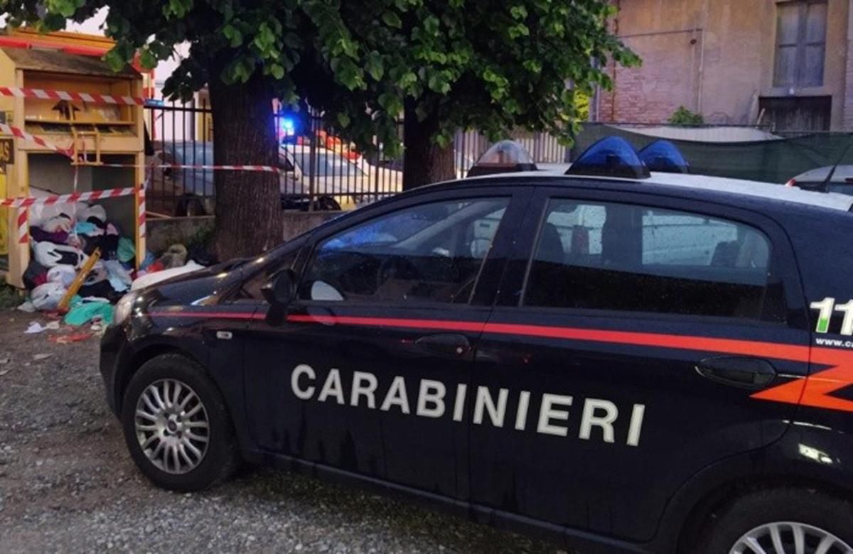 Orrore a Bergamo, cadavere senza documenti trovato in un cassonetto di abiti a Canonica d’Adda. Indagini in corso