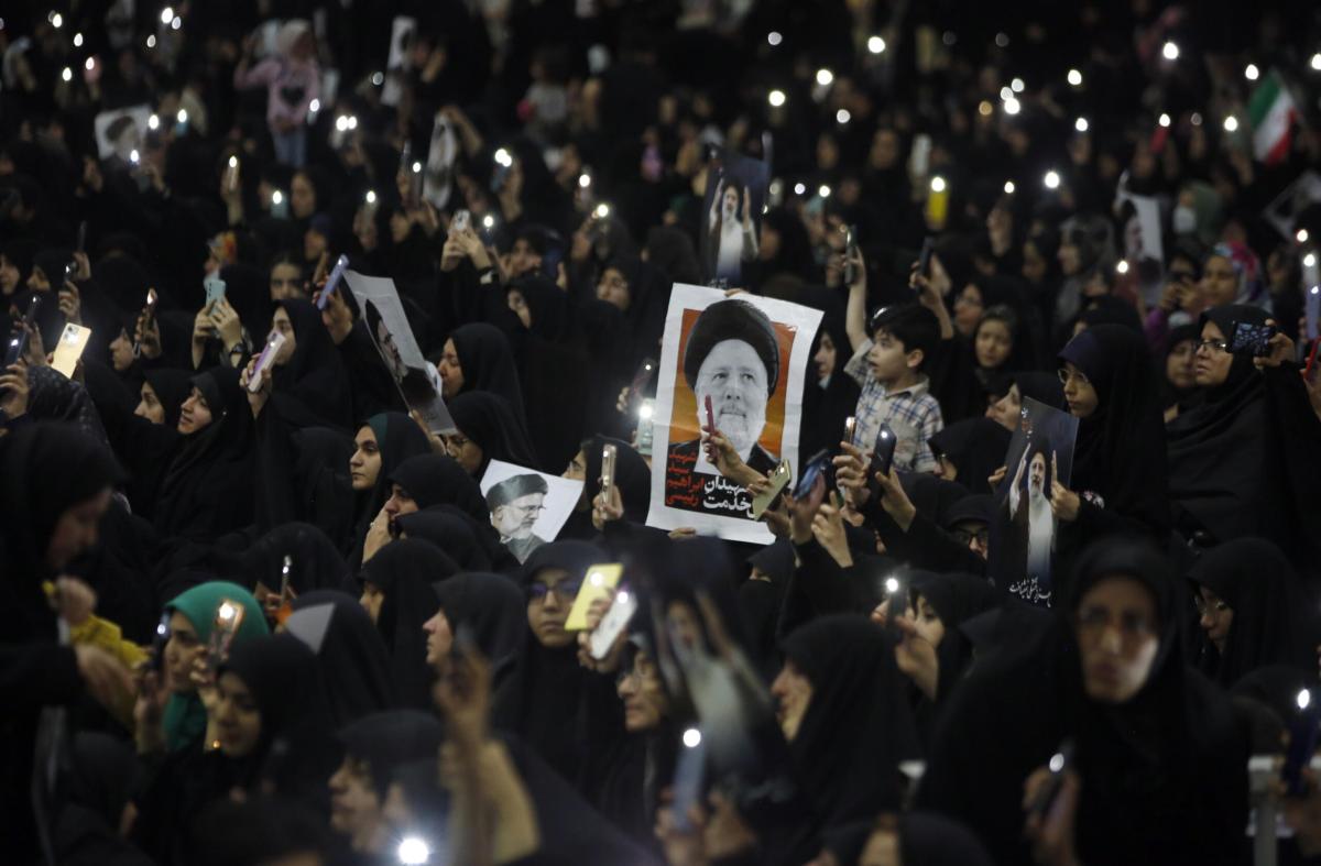 Funerali Raisi, migliaia di persone si riuniscono a Teheran per l’addio al presidente iraniano