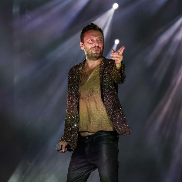 Cesare Cremonini, la fidanzata e i misteriosi auguri sui social. Il cantante con un VIDEO ringrazia i fan per i messaggi di compleanno | FOTO