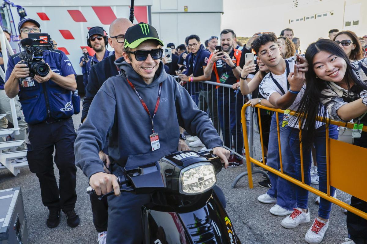 Valentino Rossi, la figlia Giulia guida una mini moto a 16 mesi