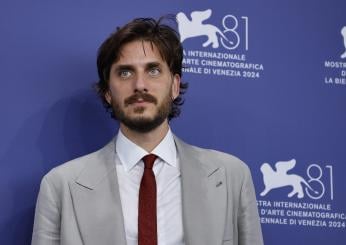 Da De André a Mussolini, Luca Marinelli a Venezia 2024 per “M. Il figlio del secolo”: in quali film lo abbiamo visto? | VIDEO