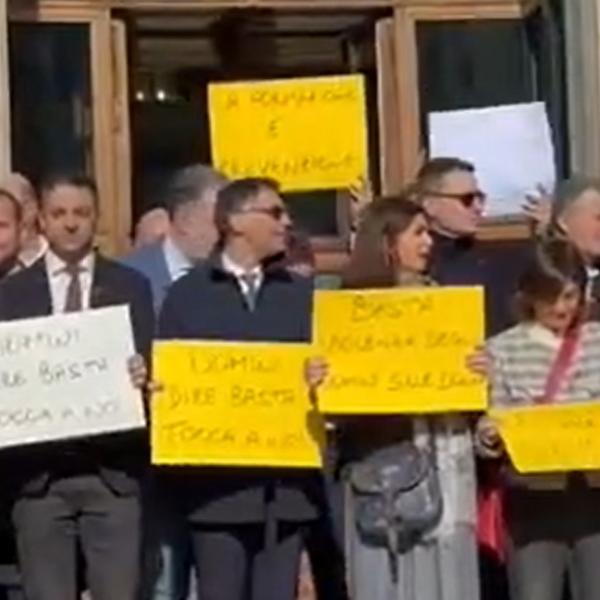 Violenza di genere, flash mob Pd a Montecitorio: “Basta cultura patriarcale, educazione affettiva a scuola. E il governo si liberi di Amadori” | VIDEO