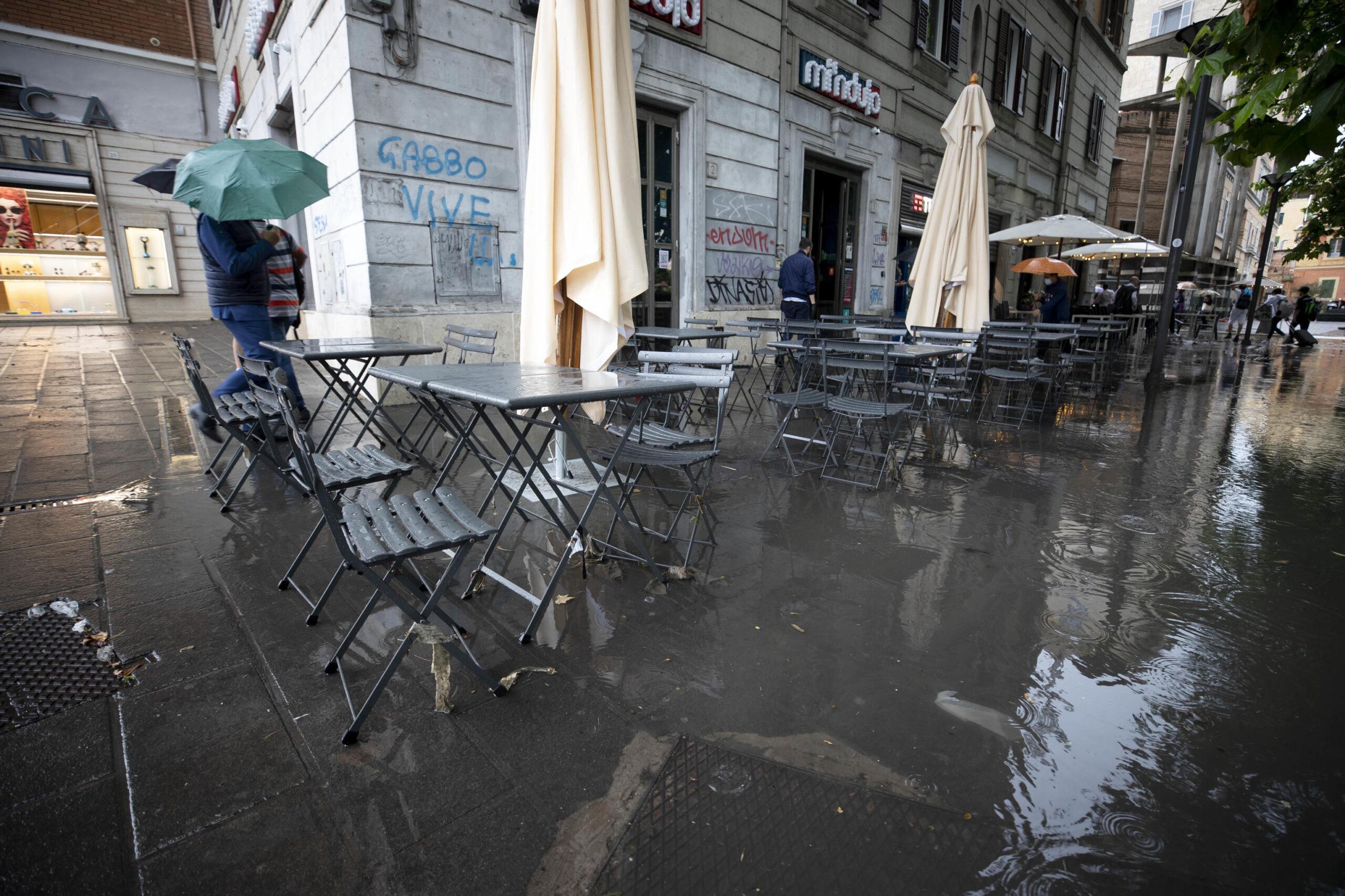 Nubifragio a Roma oggi 24 ottobre 2023: strade allagate e forte vento | VIDEO