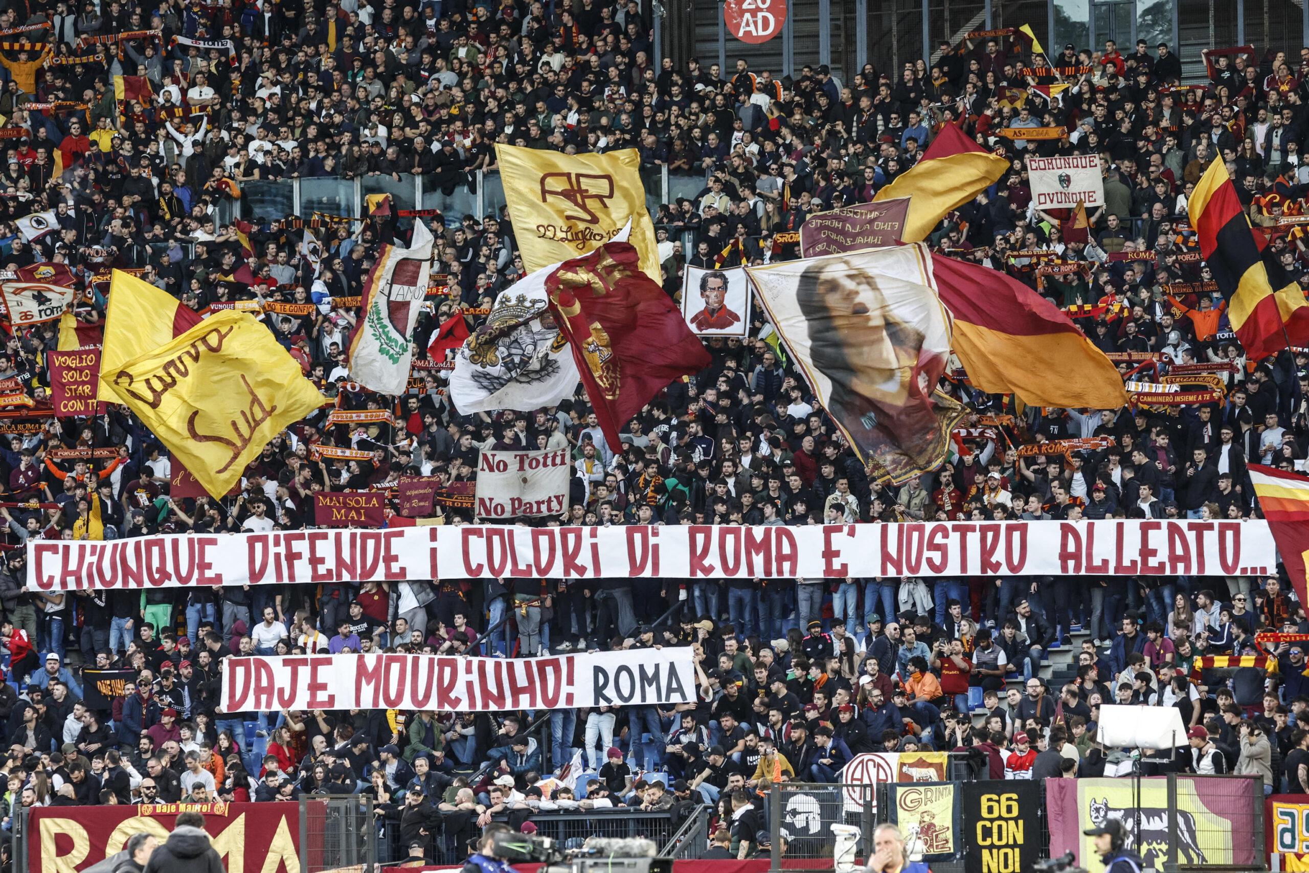 Roma Sassuolo i tifosi sostengono José Mourinho con striscioni e panolada | VIDEO