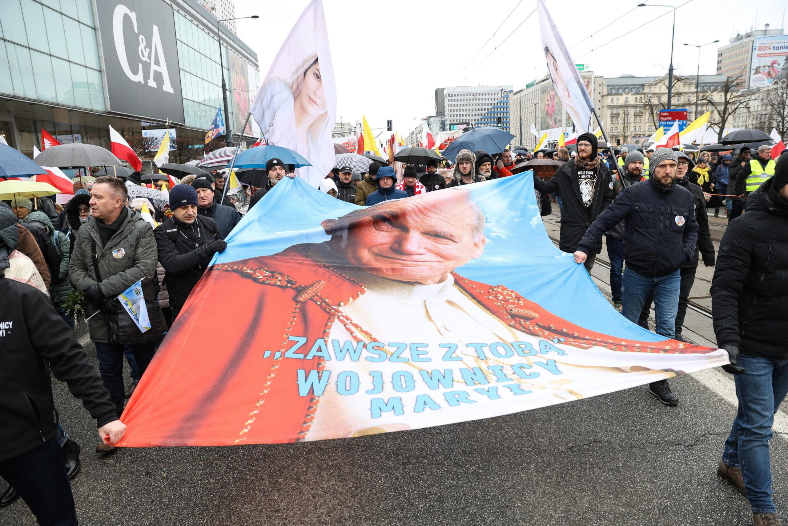 Giovanni Paolo II e le proteste a 18 anni dalla sua scomparsa: imbrattato il monumento a Lodz, ma governo e polacchi scendono in piazza per Woytila