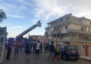 Fiumicino, incendio in una palazzina a Via del Faro: salvate donna e bambina. Causa: cortocircuito bici elettrica | VIDEO e FOTO