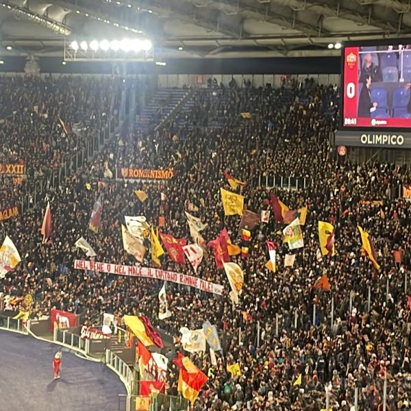 Roma – Udinese striscione per Pellegrini della Curva Sud, tanti applausi e 100esima con la fascia | VIDEO