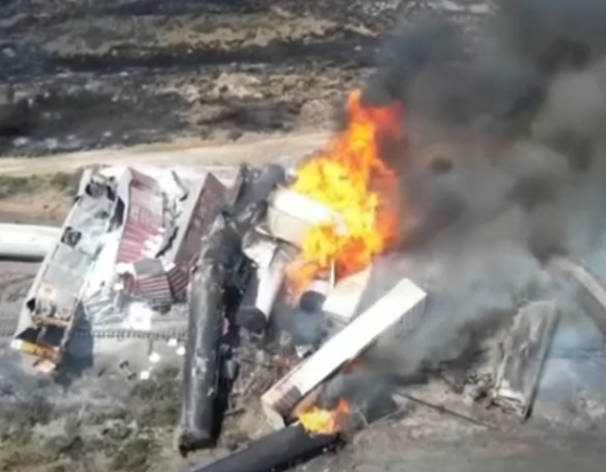 Usa, incidente ferroviario tra Arizona e New Mexico: treno merci deraglia e prende fuoco, non ci sono feriti | VIDEO