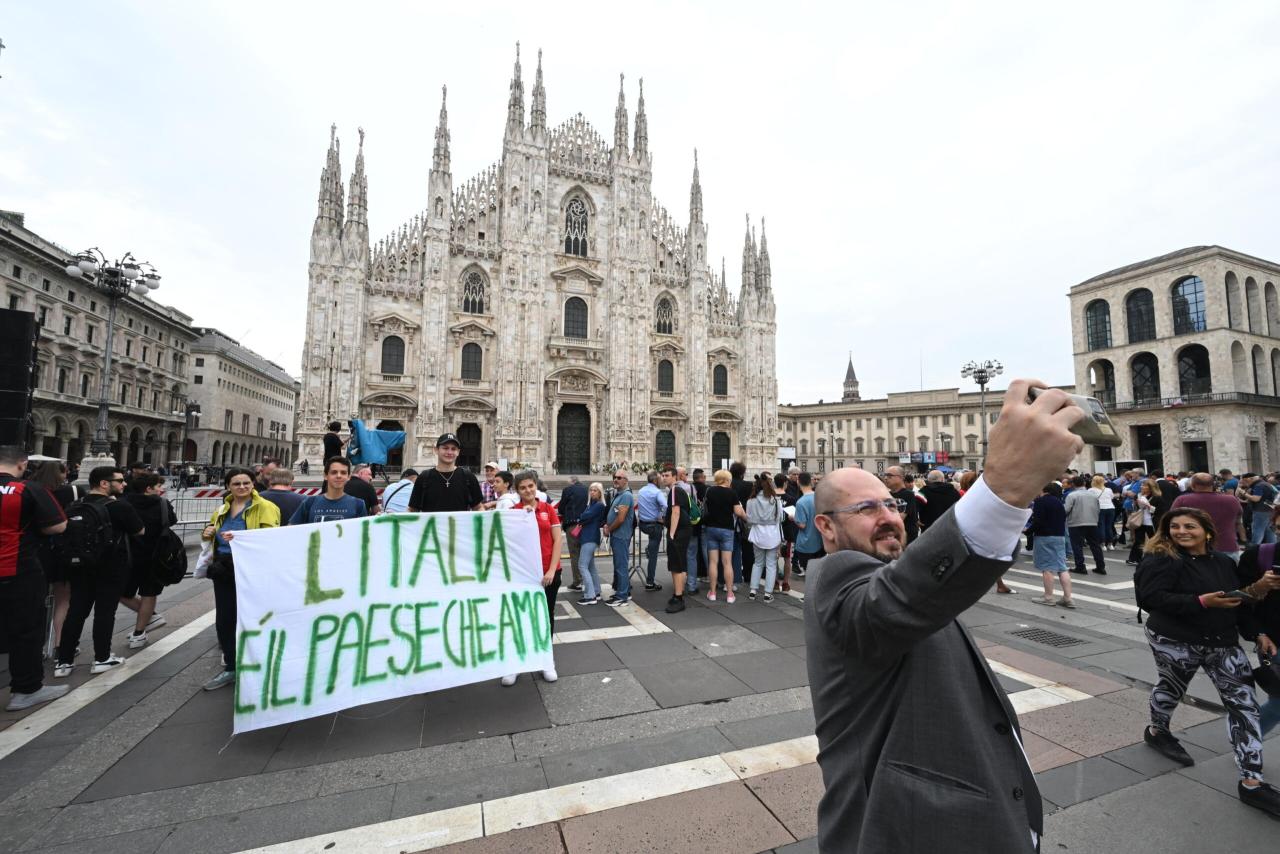 Piazza Duomo gremita per i funerali di Berlusconi: le reazioni dei …