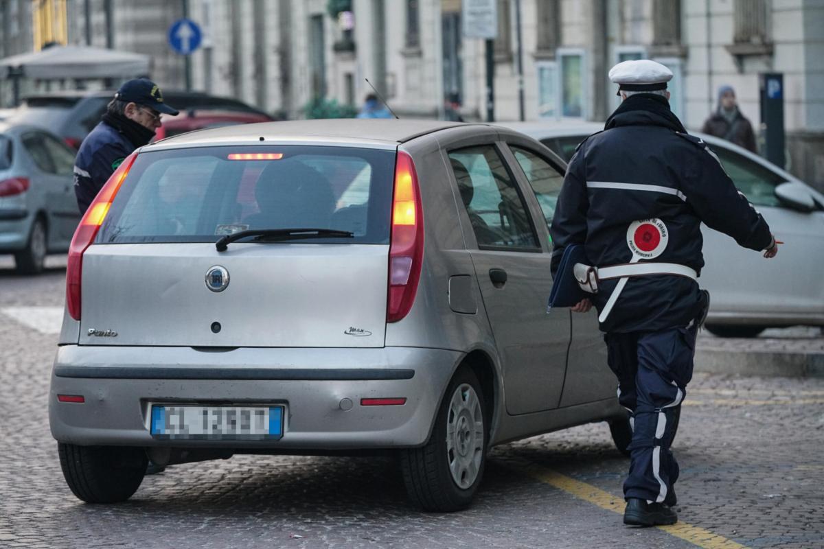 Terni, prima soccorre un uomo dopo un incidente poi lo deruba: denu…