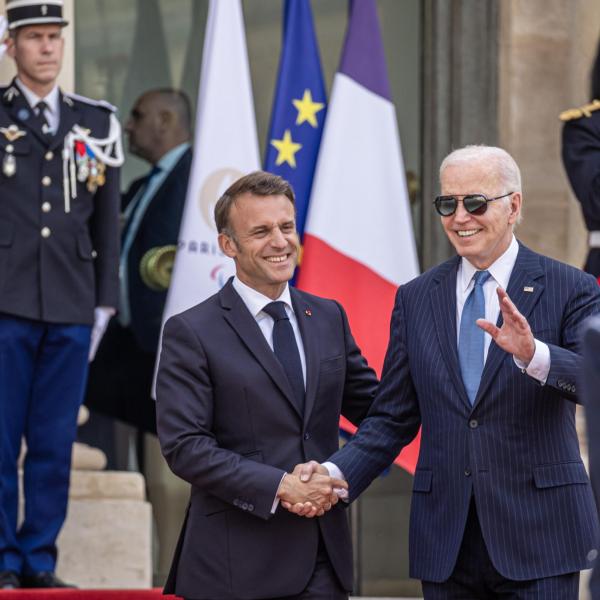 Biden in Francia, il presidente degli Usa in visita di stato: “Putin non si fermerà all’Ucraina”